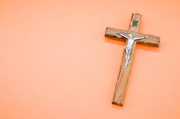 Closeup Shot Wooden Crucifixion Christ Cross Pastel Peach Background — Stock Photo, Image