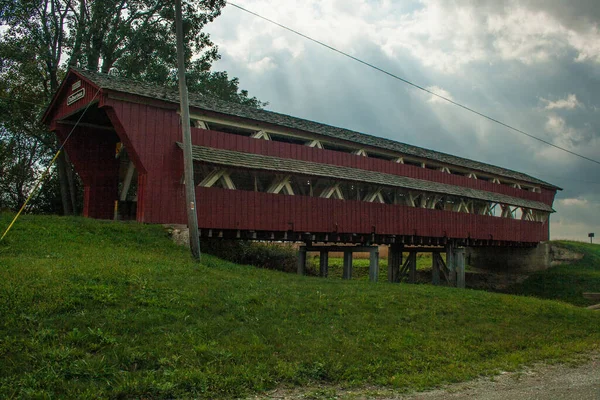 Μια Κόκκινη Σκεπαστή Γέφυρα Στο Οχάιο Ηπα — Φωτογραφία Αρχείου