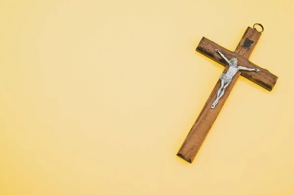 Closeup Shot Wooden Crucifixion Christ Cross Yellow Background — Stock Photo, Image