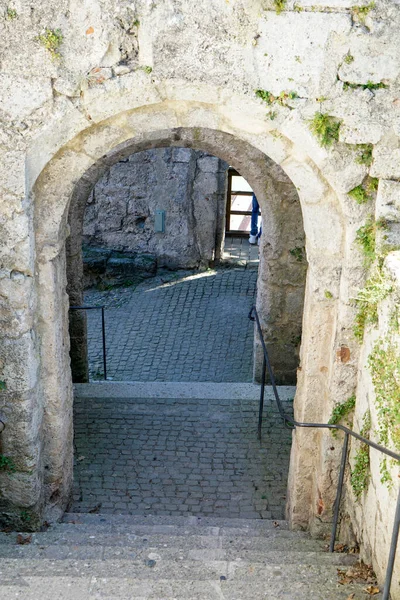 石のアーチを通って下がる屋外階段の高い角度のショット 古い建築 — ストック写真