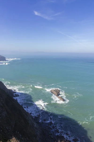 岩の多い海岸からの美しい海の垂直ショット — ストック写真