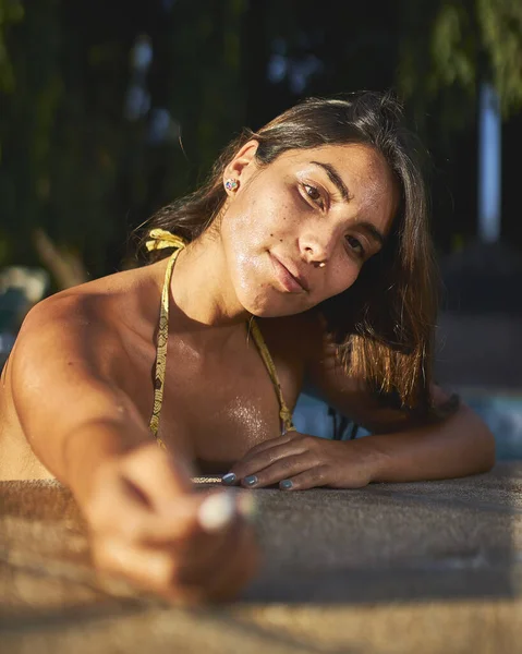 Selective Focus Shot Attractive Native American Female Posing Pool — Stock Photo, Image