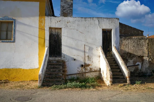 Antigo Edifício Intempérie Com Anexo Lado Direito — Fotografia de Stock