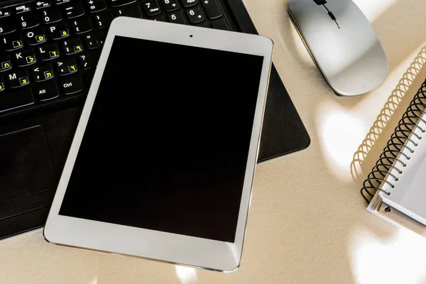 Ein Tablet Mit Schwarzem Bildschirm Auf Der Tastatur Eines Laptops — Stockfoto