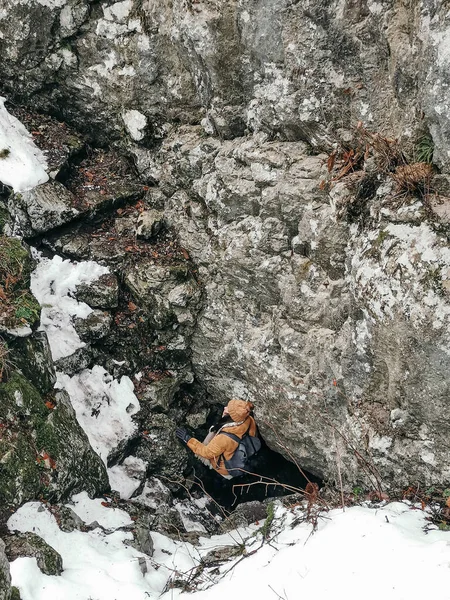 悬崖峭壁上一个人爬上悬崖峭壁时拍摄的垂直高角的照片D — 图库照片