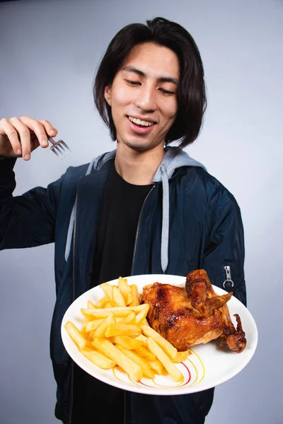 Tiro Vertical Homem Hispânico Feliz Segurando Prato Com Batatas Fritas — Fotografia de Stock