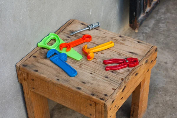 Großaufnahme Eines Spielzeugs Aus Kunststoff Auf Einem Holztisch — Stockfoto