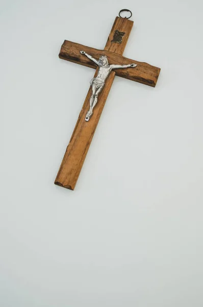 灰色の背景にキリストの十字架の木の十字架の垂直ショット — ストック写真