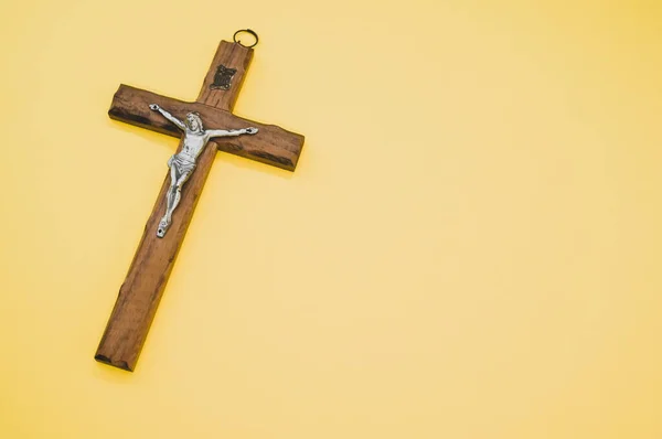Plan Rapproché Une Crucifixion Bois Christ Croix Sur Fond Jaune — Photo