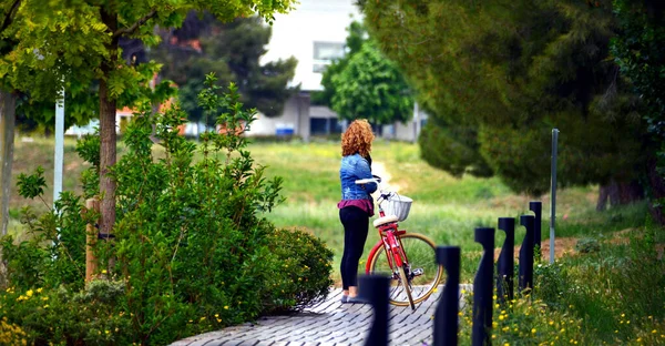 Eine Selektive Fokusaufnahme Einer Fahrraddame Mit Korb Einem Park — Stockfoto