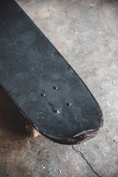 Colpo Verticale Del Ponte Uno Skateboard Nero — Foto Stock