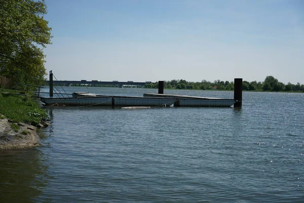 湖边的一个小码头 背景上的水景 — 图库照片