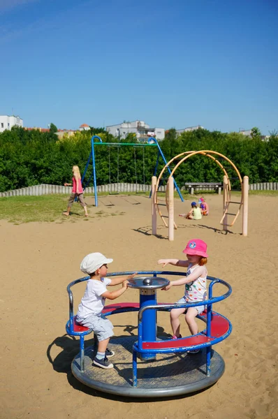 Ποζναν Πολωνια Ιουλ 2017 Παιδιά Έναν Κυκλικό Κόμβο Παιδικής Χαράς — Φωτογραφία Αρχείου