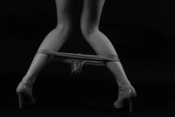 Ένα Πλάνο Των Γυναικείων Ποδιών Λόφους Και Απογειωθεί Underpads Έννοια — Φωτογραφία Αρχείου