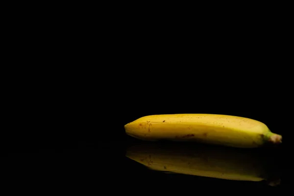 Крупный План Банана Черном Фоне — стоковое фото