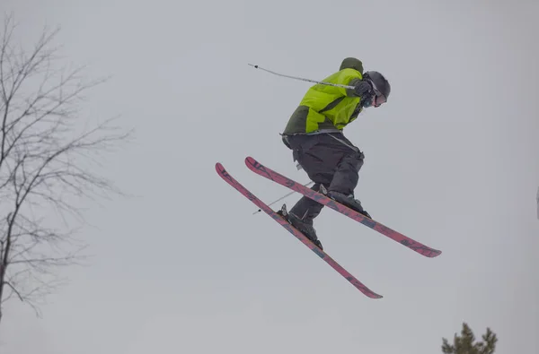 Strzał Snownarciarza Podczas Imponującego Skoku Otwartym Konkursie Freestyle Maryland — Zdjęcie stockowe