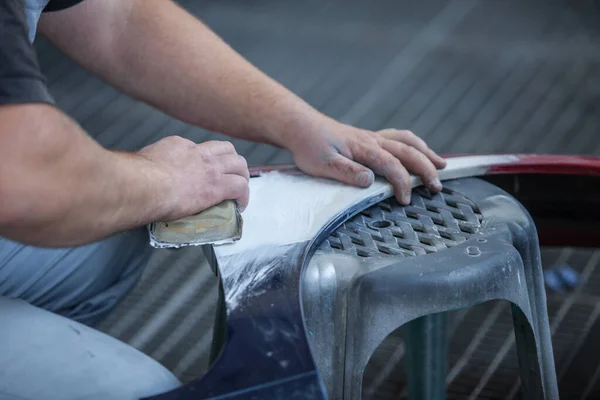 Een Mannetje Kleurt Het Voorste Deel Van Auto Het Wit — Stockfoto