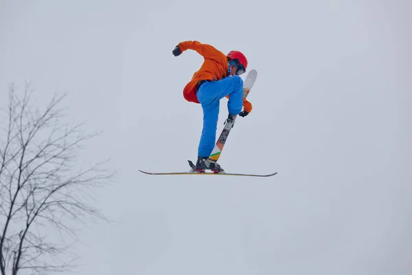 メリーランドオープンフリースタイルコンテストで印象的なジャンプ中に雪のスキーヤーのショット — ストック写真