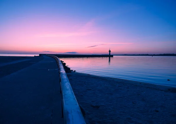 Вид Прибрежную Дорогу Красивым Закатом Travemuende Strand Германии — стоковое фото