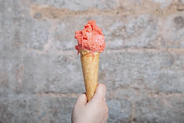 Close Uma Pessoa Segurando Sorvete Com Sabor Morango Com Cone — Fotografia de Stock