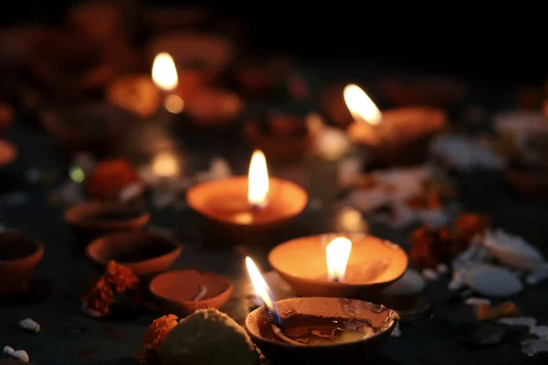 Een Selectieve Focus Shot Vlammende Diwali Kaarsen Met Bloemblaadjes Aan — Stockfoto