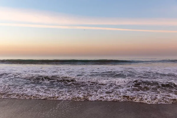 Приголомшливий Вид Хвилястий Тихий Океан Впадає Піщаний Пляж Малібу Штат — стокове фото