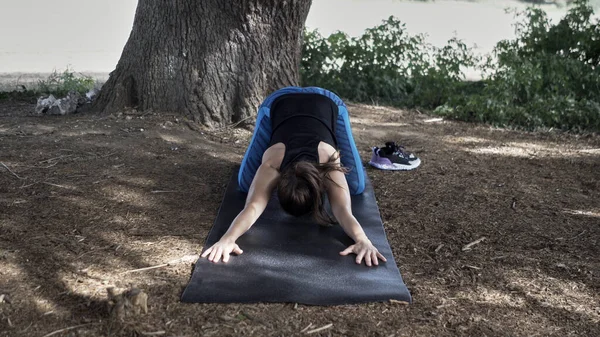 Una Joven Caucásica Haciendo Ejercicio Parque —  Fotos de Stock