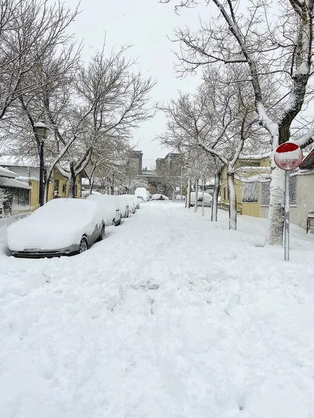 下了一场雪后 一条空旷的城市街道上的美丽镜头 — 图库照片