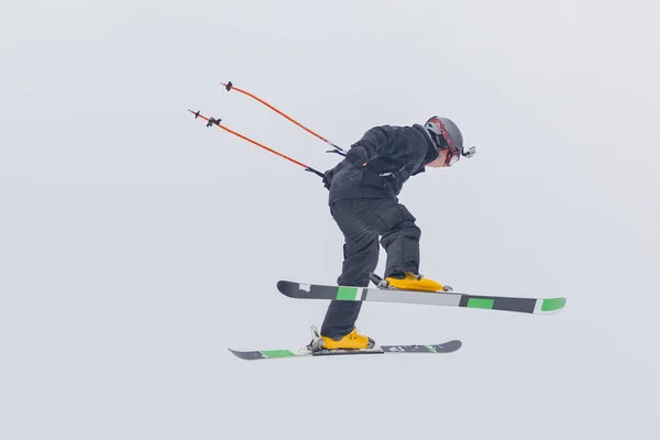 Een Professionele Skie Die Door Lucht Springt Indrukwekkende Vaardigheden Doet — Stockfoto