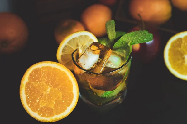 Portakallı Naneli Buzlu Taze Bir Kokteyl — Stok fotoğraf