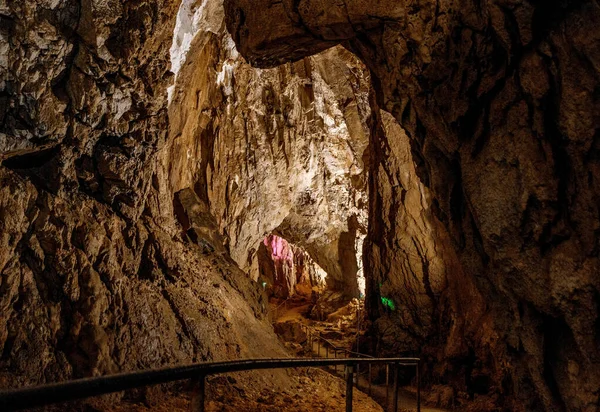 Ein Schöner Blick Auf Einen Schmalen Pfad Einer Natürlichen Höhle — Stockfoto