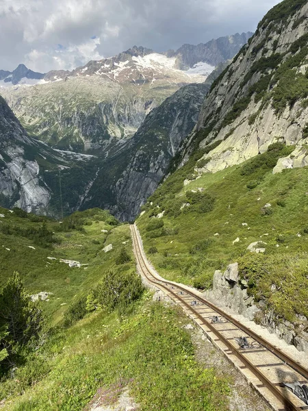 Tiro Vertical Ângulo Alto Uma Ferrovia Cercada Por Altas Montanhas — Fotografia de Stock