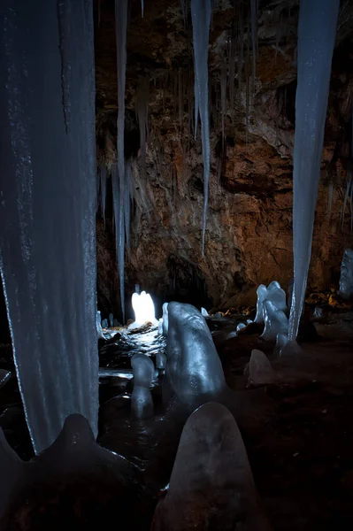Mağaranın Içindeki Buz Saçaklarının Dikey Görüntüsü — Stok fotoğraf