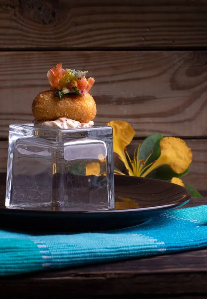 Una Salsa Blanca Con Una Pepita Pollo Ensalada Vaso Revés —  Fotos de Stock