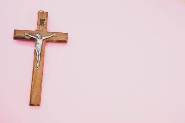 Closeup Shot Wooden Crucifixion Christ Cross Pink Background — Stock Photo, Image