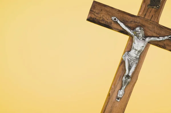 耶稣十字架在黄色背景上的木制十字架的特写照片 — 图库照片