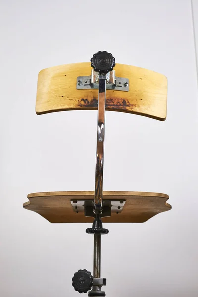 Tiro Vertical Uma Cadeira Madeira Com Pernas Metálicas Ajustáveis Sala — Fotografia de Stock