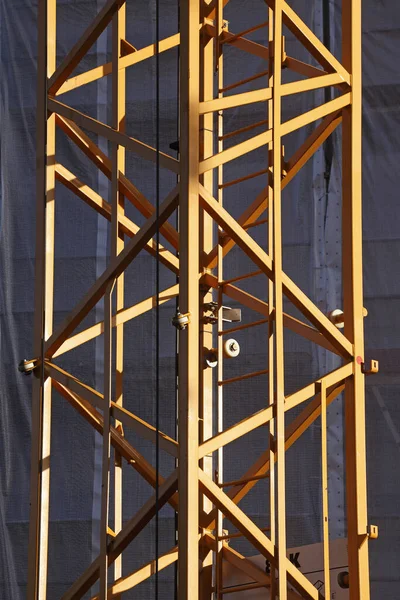 Stavební Jeřáb Před Budovou Lešení Pokrytou Plachtou Brémách Německo — Stock fotografie