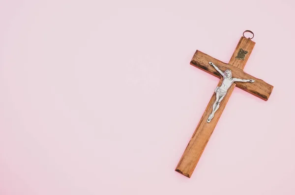 Closeup Shot Wooden Crucifixion Christ Cross Pink Background — Stock Photo, Image