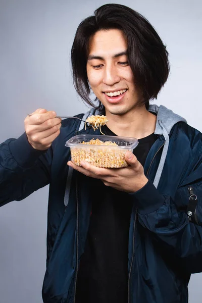 Tiro Vertical Homem Hispânico Feliz Comendo Salada Uma Tigela Plástico — Fotografia de Stock