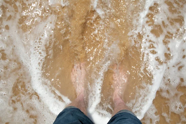 Высокоугольный Снимок Мужских Ног Волнистом Пляже Фару — стоковое фото