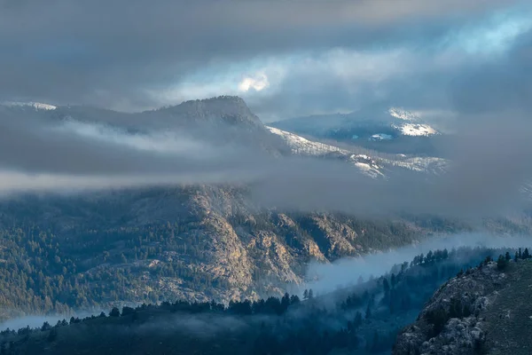 一张被云彩覆盖的高山巨石的绝妙照片 — 图库照片