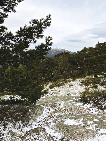 Uma Incrível Foto Uma Paisagem Montanhosa Parcialmente Coberta Neve — Fotografia de Stock