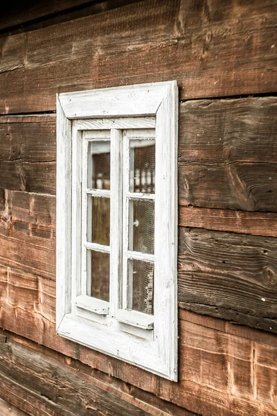 Svislý Záběr Bílého Okna Dřevěné Chýši — Stock fotografie