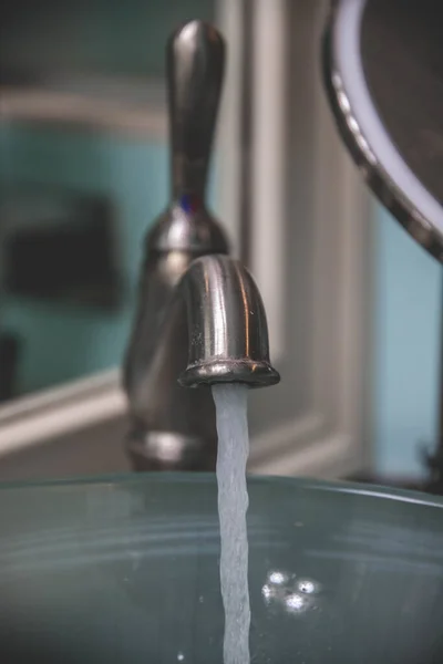 Colpo Fuoco Selettivo Verticale Acqua Che Scorre Rubinetto Metallico Bagno — Foto Stock