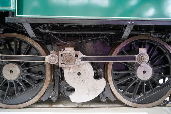 古い緑の蒸気機関車の車輪の閉鎖 — ストック写真