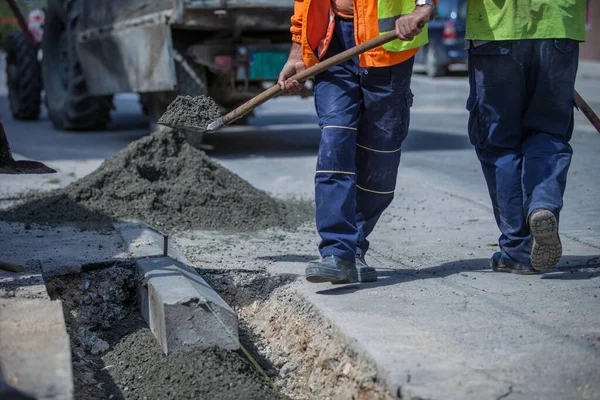 Trabajador Con Uniformes Llenando Agujero Con Cemento Para Instalar Una — Foto de Stock