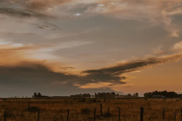 Красивый Вид Поле Забором Сельской Местности Время Заката — стоковое фото