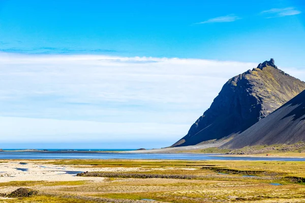 Een Prachtige Opname Van Een Berg Onder Een Heldere Blauwe — Stockfoto