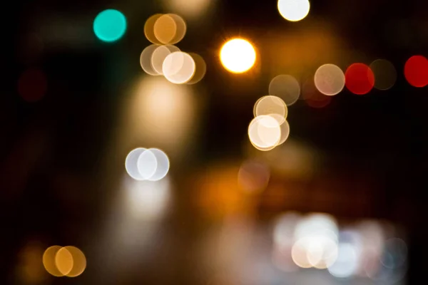 Karanlıkta Bokeh Işıklarının Bulanık Bir Görüntüsü — Stok fotoğraf